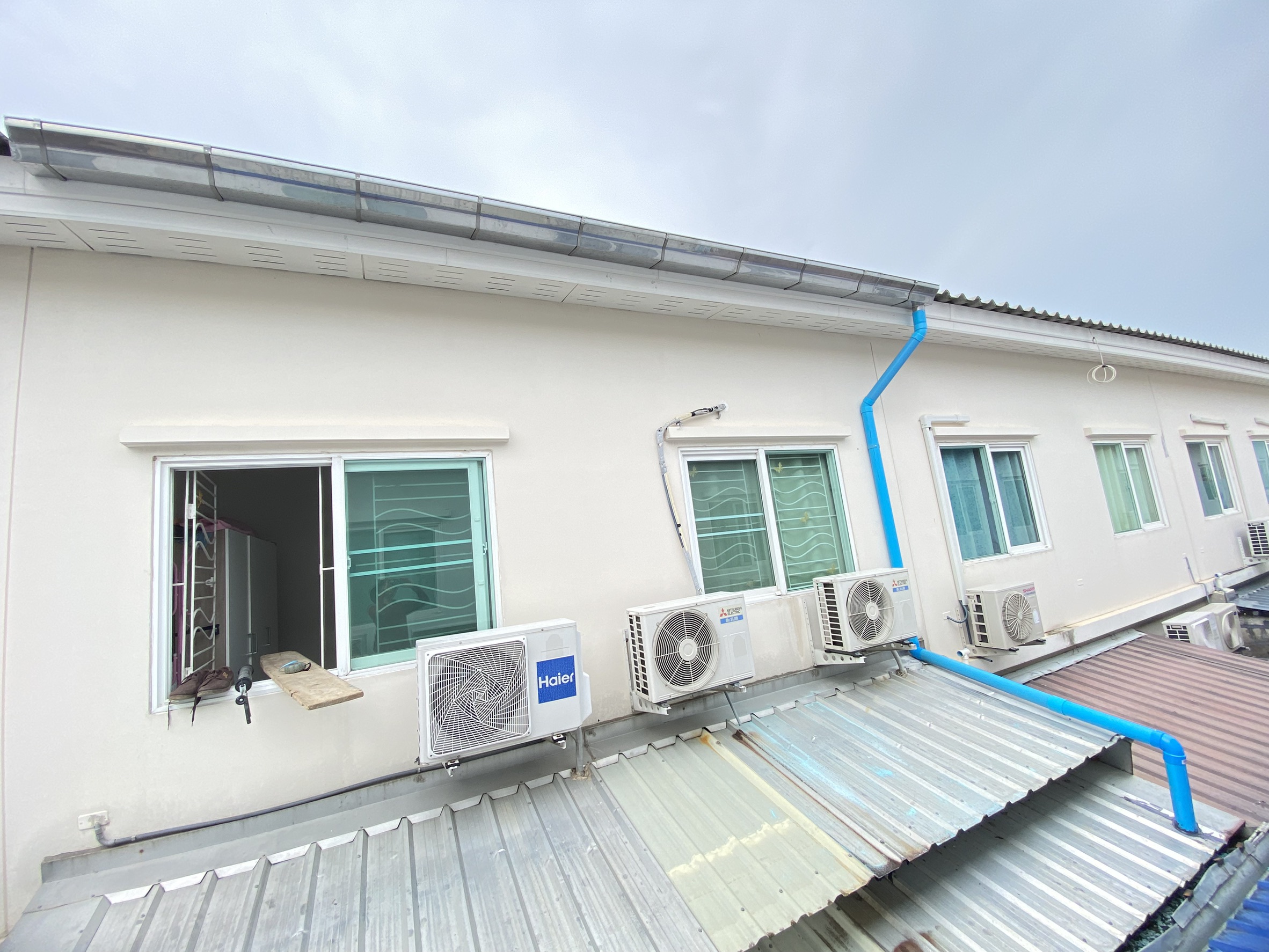 45 - https://เคเครางน้ําฝน.com | บริการรับติดตั้งรางน้ำฝนครบวงจร สแตนเลส ไวนิล SCG VG สำหรับบ้านและโรงงาน ออกแบบฟรีโดยช่างประสบการณ์กว่า 10 ปี เชื่อมอาร์กอนมาตรฐาน รับประกันงานติดตั้ง 2 ปี ให้บริการทั่วกรุงเทพ ปทุมธานี และจังหวัดใกล้เคียง